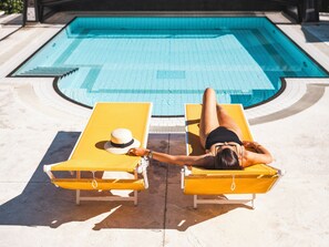 Piscina interna, piscina externa, guarda-sóis, espreguiçadeiras