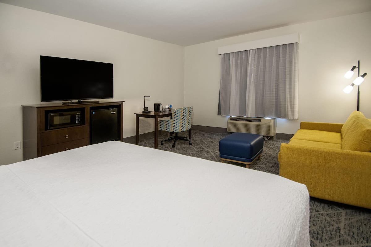 Room, 1 King Bed, Non Smoking | Premium bedding, pillow-top beds, individually decorated