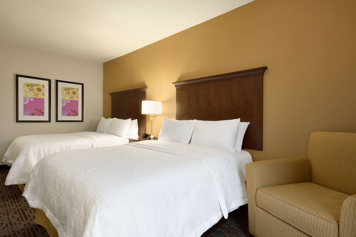 Habitación estándar | Ropa de cama de alta calidad y camas con pillow-top