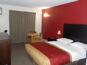 Escritorio, wifi gratis, ropa de cama y despertador 