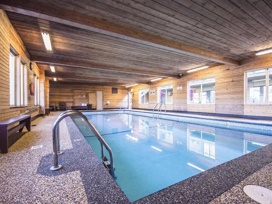 Innendørsbasseng og solsenger