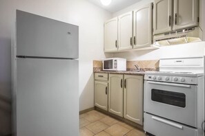 ثلاجة، ميكروويف، ماكينة لصنع القهوة/الشاي