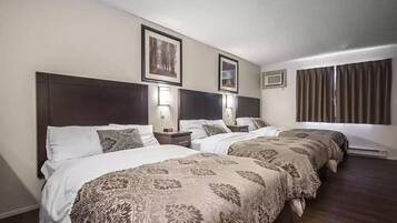 Driepersoonskamer | Een bureau, gratis wifi, beddengoed, een wekker