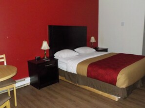 Escritorio, wifi gratis, ropa de cama y despertador 