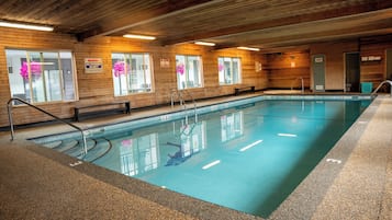 Piscina interna, funciona das 9h às 21h, espreguiçadeiras