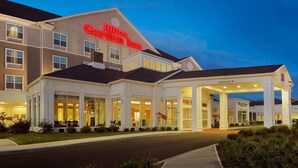 A Hilton Garden Inn with a clear entrance and a visible Bealvine restaurant. - Hilton Garden Inn Auburn (Auburn)