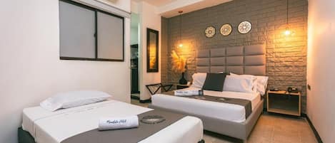 Chambre triple Standard | Minibar, décor unique, accÚs au Wi-Fi (inclus), literie fournie