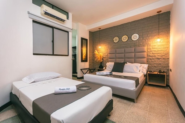 Quarto triplo standard | Frigobar, individualmente decorados, Wi-Fi de cortesia, roupa de cama