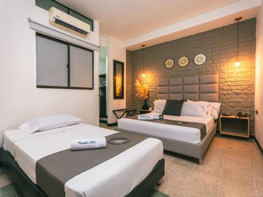 Quarto triplo standard | Frigobar, individualmente decorados, Wi-Fi de cortesia, roupa de cama