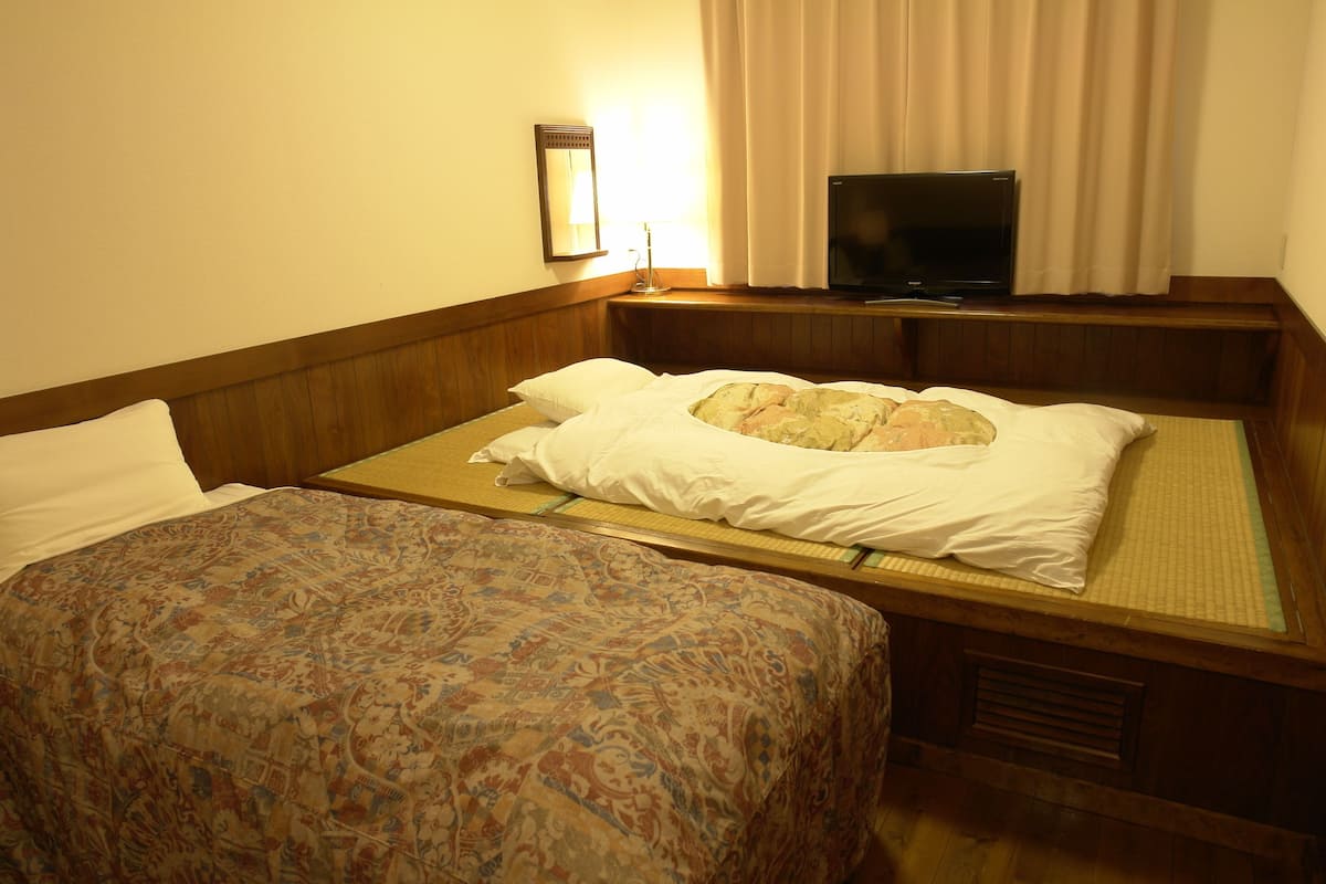 japanese style c | bathroom | combined shower/bathtub, free toiletries, hair dryer, slippers
