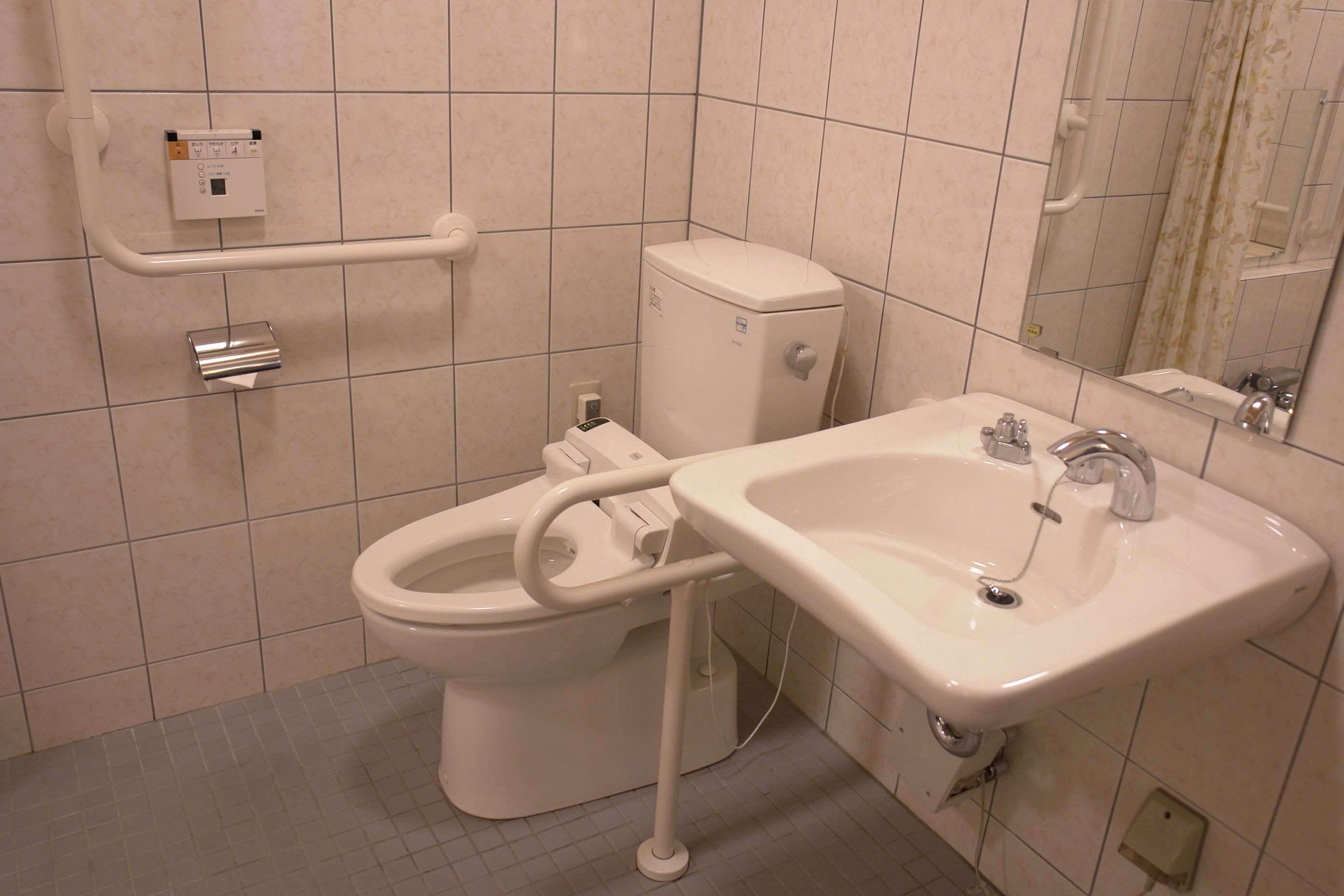 deluxe twin room | bathroom | combined shower/bathtub, free toiletries, hair dryer, slippers