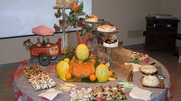Breakfast, lunch, dinner served; local cuisine, sea views