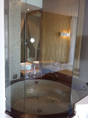 Exclusive Double Room | Bathroom | Bathtub, free toiletries, hair dryer, bathrobes