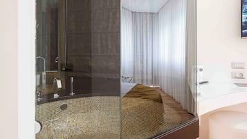 Exclusive-Doppelzimmer | Badezimmer | Badewanne, kostenlose Toilettenartikel, Haartrockner, Bademäntel