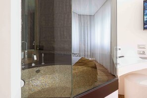 Kamar Double Eksklusif | Kamar mandi | Bathtub, perlengkapan mandi gratis, pengering rambut, dan jubah mandi