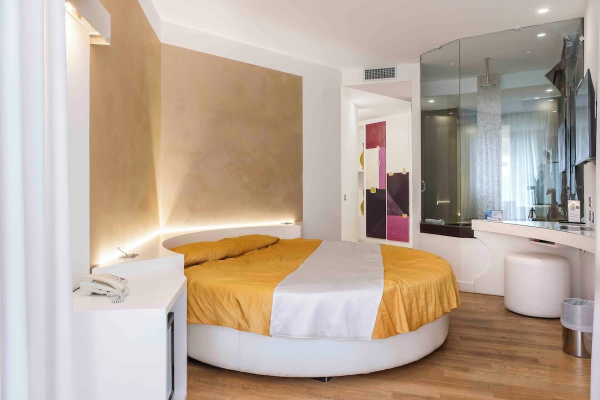 Exclusieve tweepersoonskamer | 2 slaapkamers, een kluis op de kamer, individueel gemeubileerd