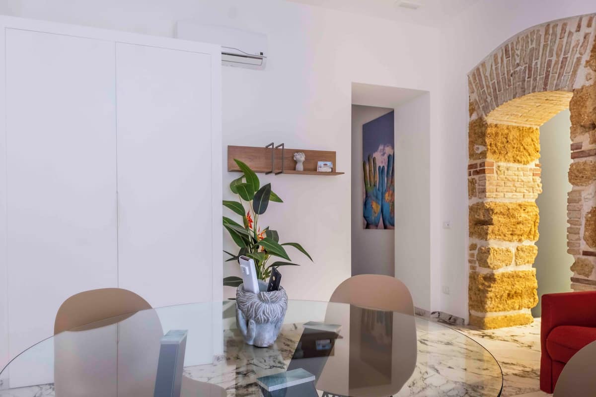 Deluxe appartement, 1 slaapkamer, bijgebouw | 2 slaapkamers, een kluis op de kamer, individueel gemeubileerd