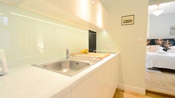 Deluxe Room, Patio | Private kitchenette | Fridge, microwave, stovetop, dishwasher