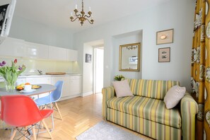 Deluxe-Zimmer, Blick auf den Innenhof | Wohnzimmer | 26-Zoll-LCD-Fernseher mit Satellitenempfang, Fernseher
