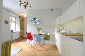 Deluxe-Zimmer, Blick auf den Innenhof | Essbereich im Zimmer