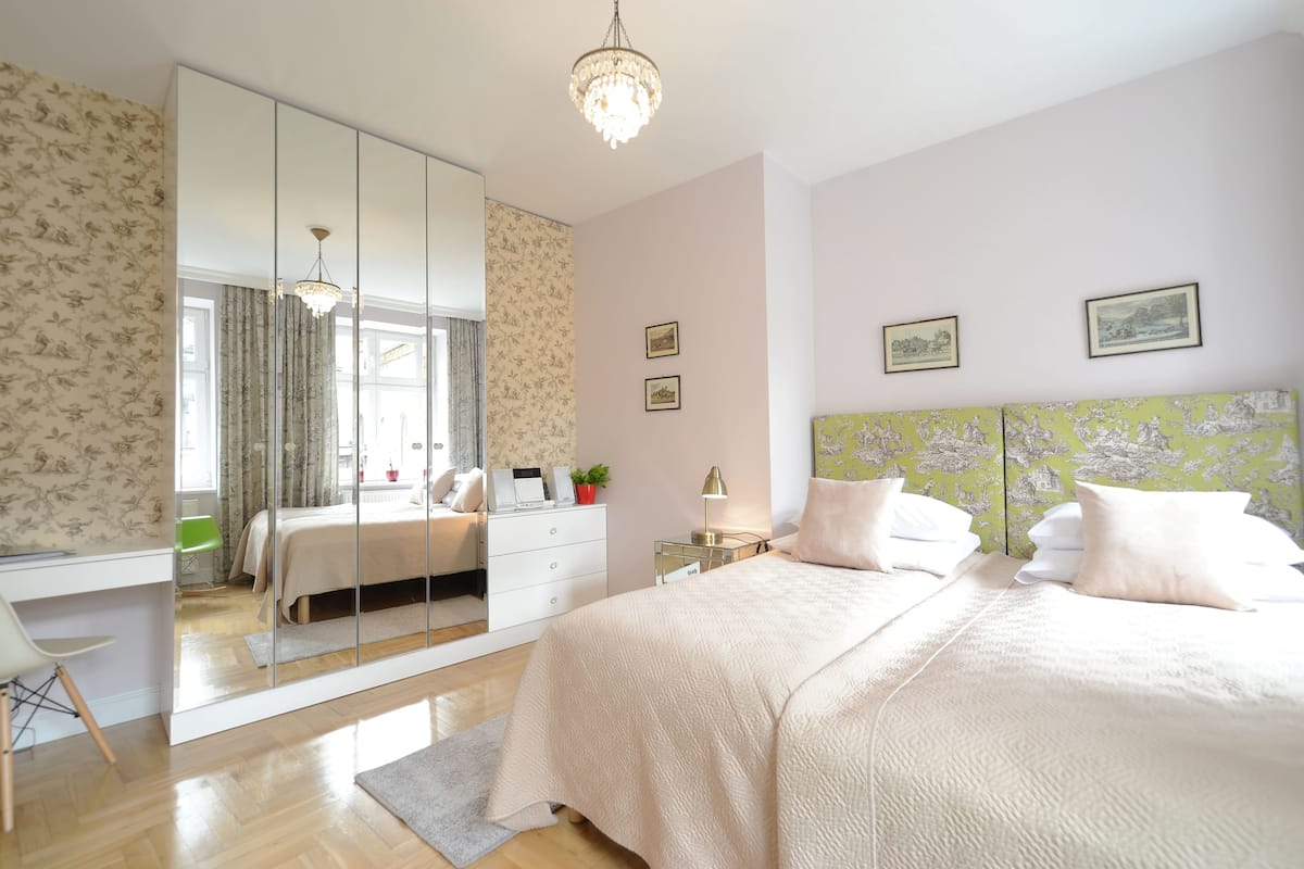 Deluxe Room, Courtyard View | 1 bedroom, pillowtop beds, in-room safe, individually decorated