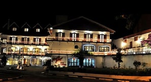 Fachada de la propiedad por la tarde o noche