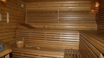 Una sauna de madera con bancos y un asiento.