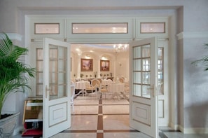 供应早餐、午餐和晚餐,时尚欧洲菜