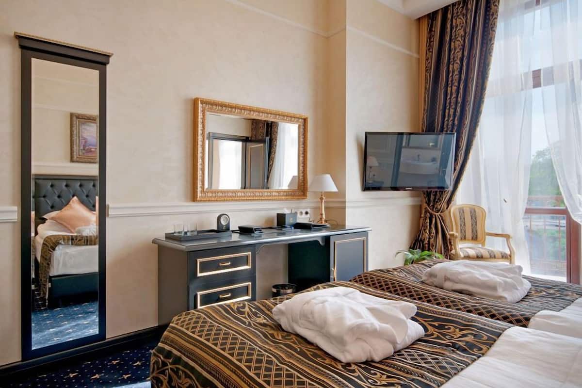 Egyptian cotton sheets, premium bedding, in-room safe, desk
