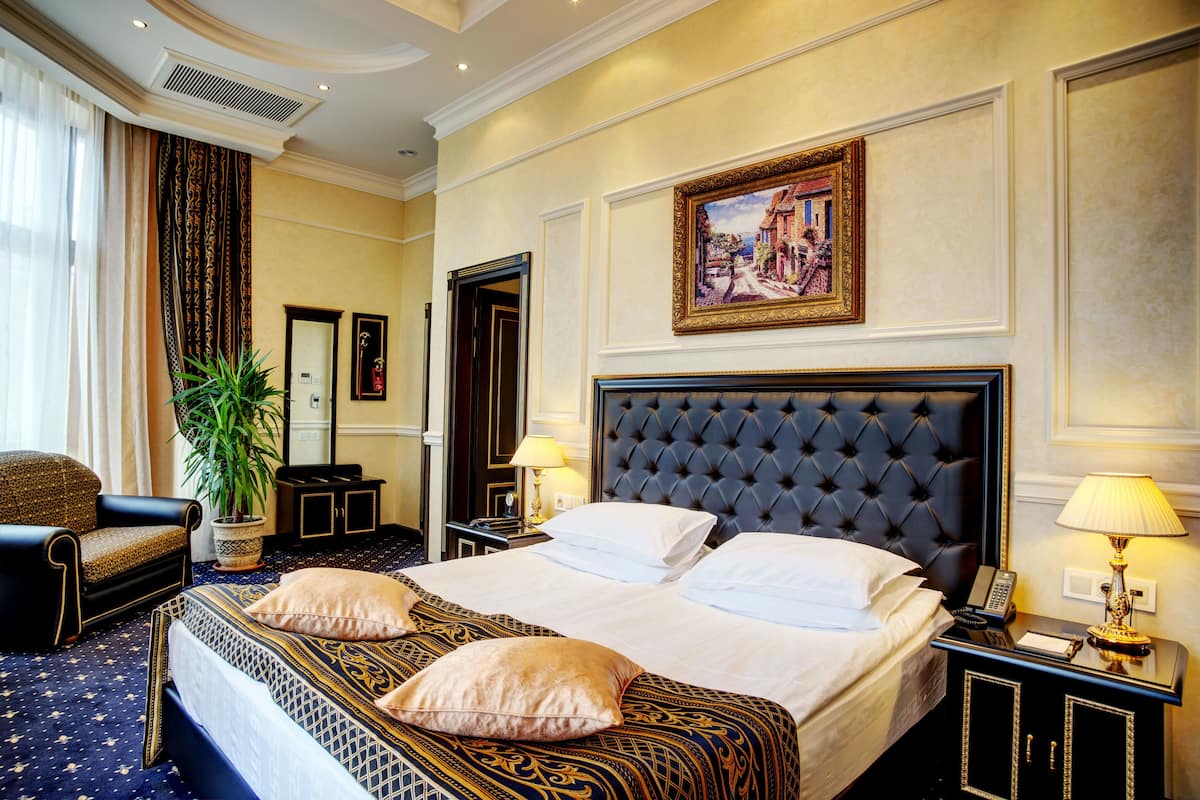 Egyptian cotton sheets, premium bedding, in-room safe, desk