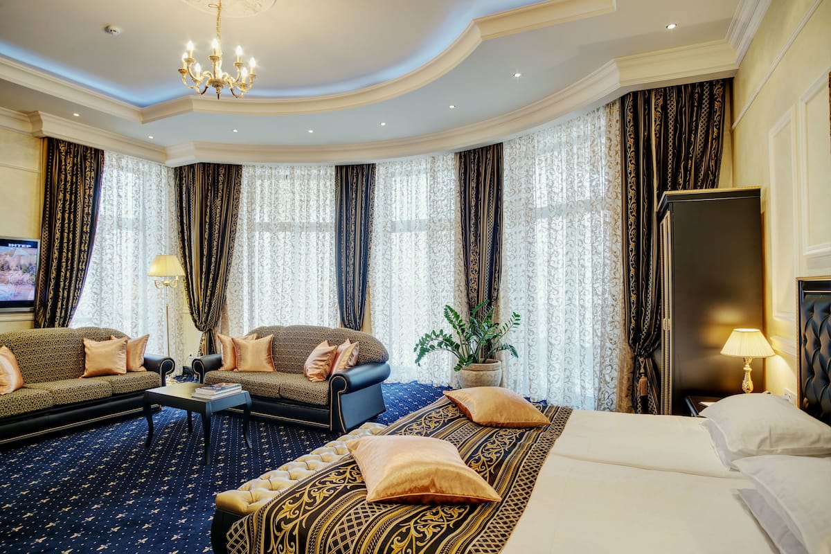 Egyptian cotton sheets, premium bedding, in-room safe, desk