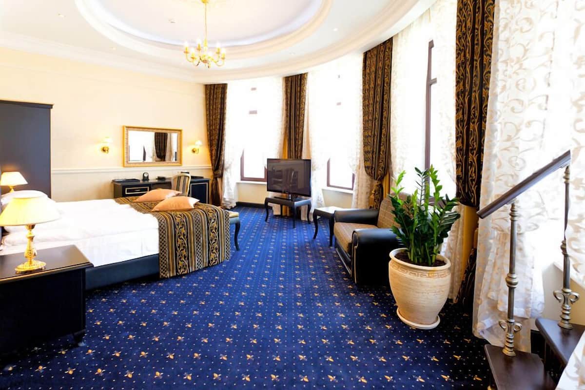 Egyptian cotton sheets, premium bedding, in-room safe, desk