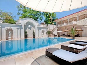 Una piscina al aire libre, cabañas de piscina gratuitas, sombrillas