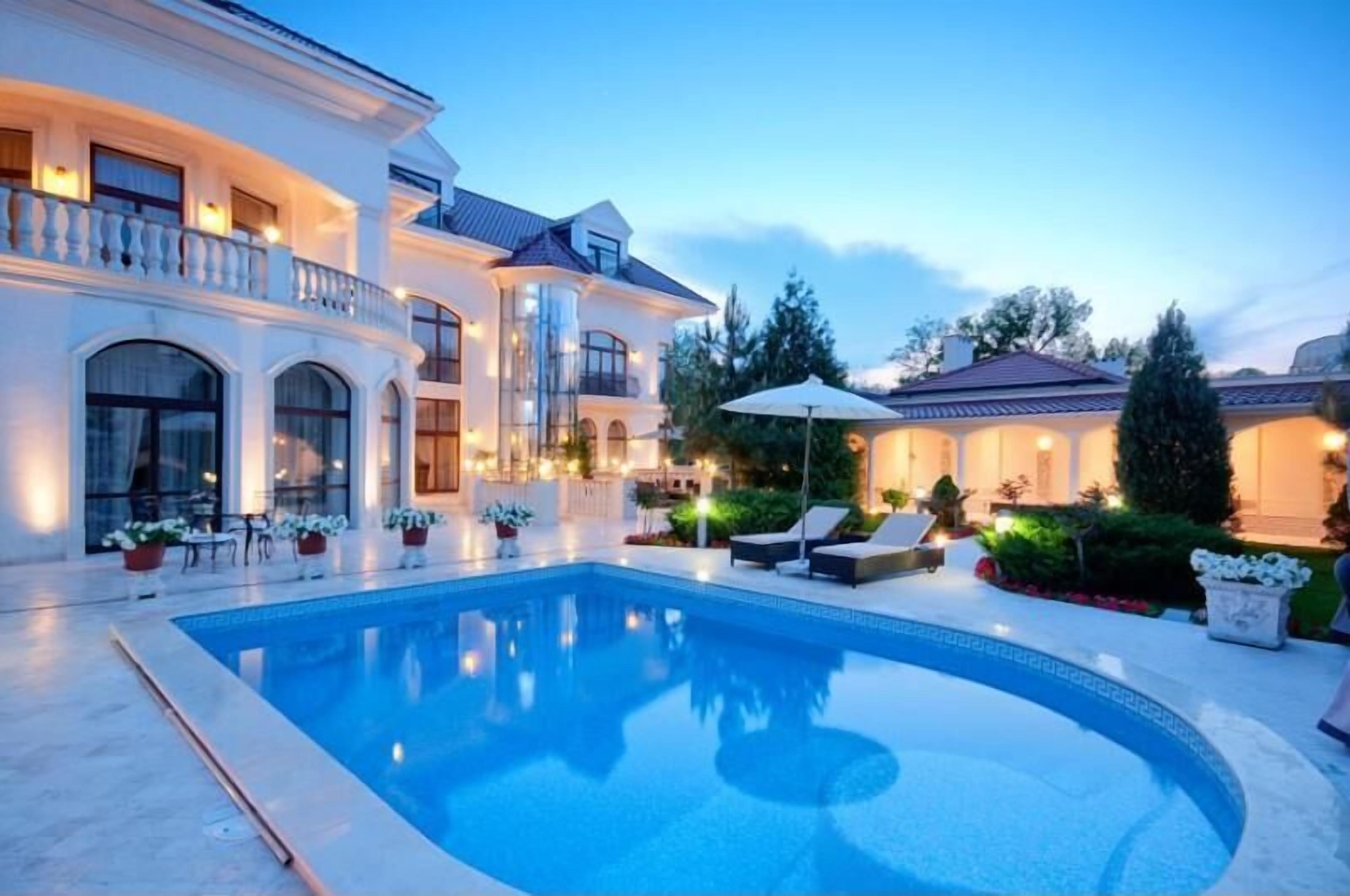 Una piscina al aire libre, cabañas de piscina gratuitas, sombrillas