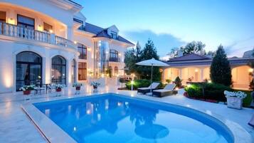 Una piscina al aire libre, cabañas de piscina gratuitas, sombrillas