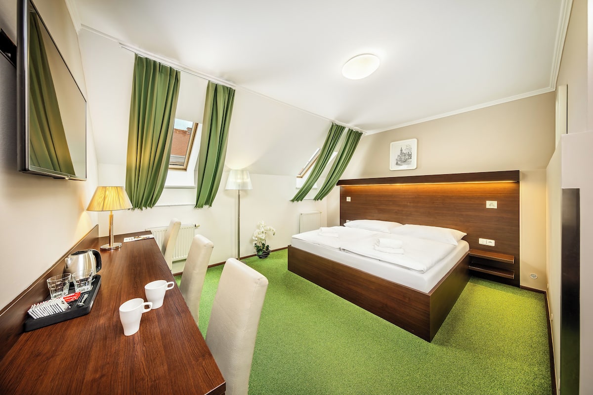 Superior tweepersoonskamer | Luxe beddengoed, een kluis op de kamer, een bureau