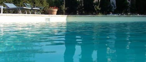 Piscine extérieure, parasols de plage, chaises longues
