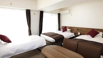 Tabla de planchar con plancha, wifi gratis y ropa de cama