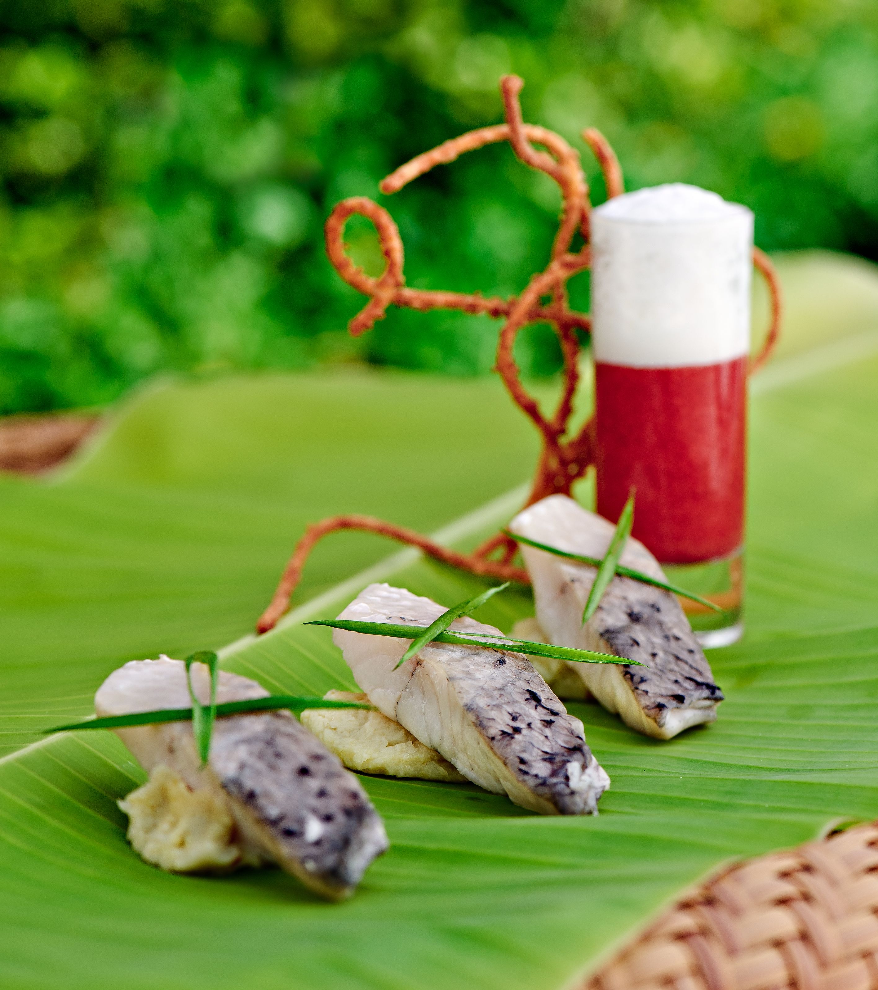 Una mesa con comida sobre una hoja verde.