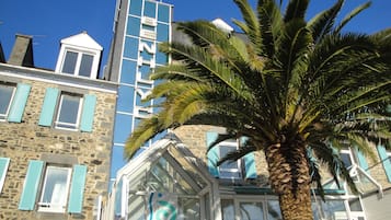 Vista frontal de la propiedad