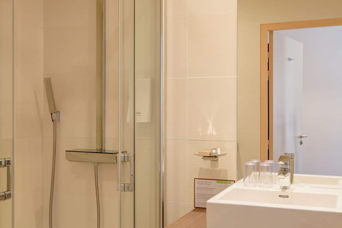 comfort room, non smoking | bathroom shower