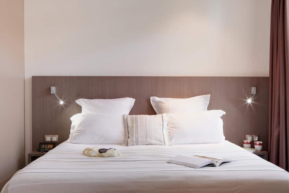 premium bedding, in-room safe, desk, laptop workspace