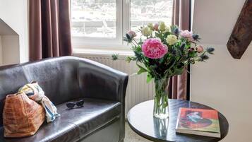 Suite Prestige, Vue Port | Salle de séjour | Télévision à écran plat