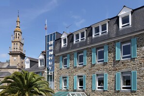 Fachada de la propiedad por la tarde o noche