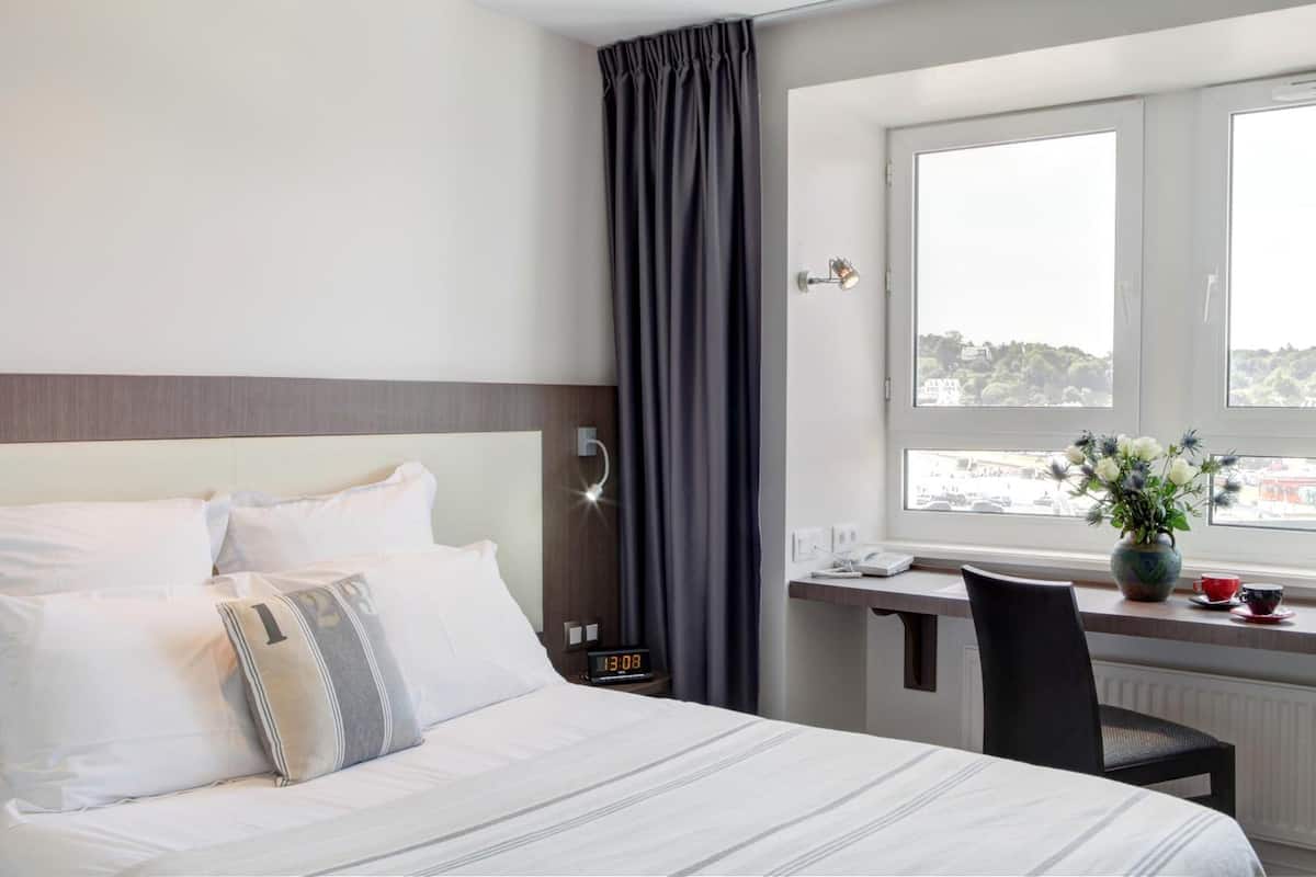 premium bedding, in-room safe, desk, laptop workspace