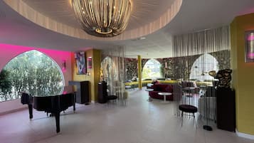 2 bars/lounges, rooftop bar, lobby lounge