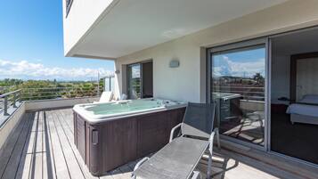 Luxury Suite, Jacuzzi | Private spa tub
