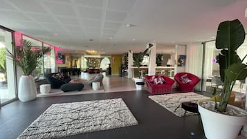 Coin salon dans le hall