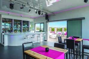 2 bars/lounges, rooftop bar, lobby lounge - Oz'Inn Hôtel (Agde)