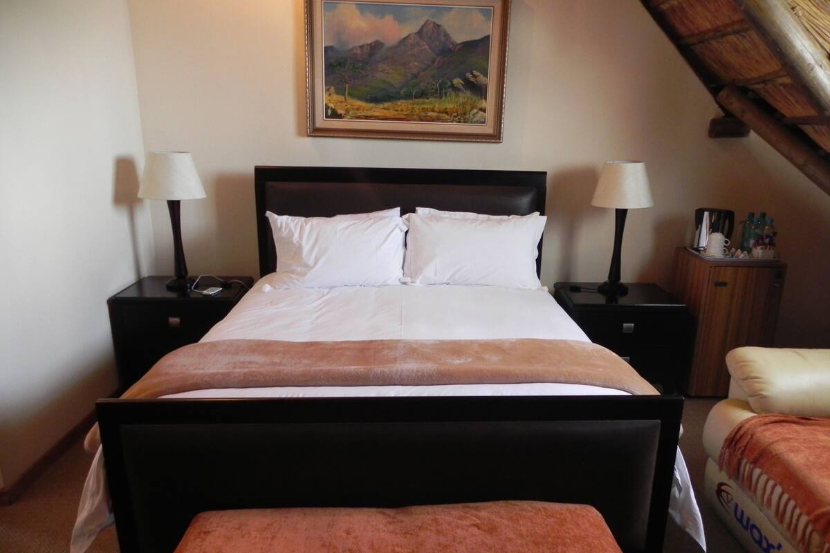 Luxury Room, 1 Double Bed | Premium bedding, individually decorated, individually furnished, desk
